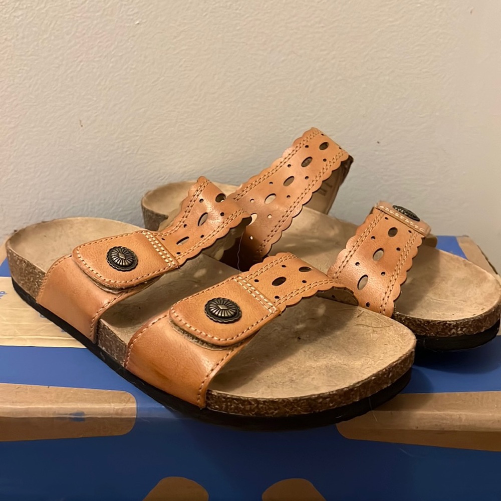 Ladies tan 7.5 sandals